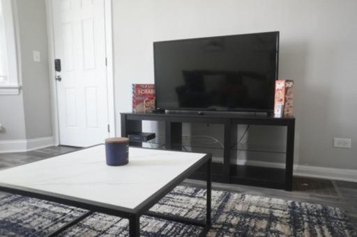 Cozy Apt Near Midway Airport & Downtown * Chicago